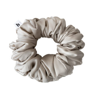 HELLA HAIR SILKY SAND SCRUNCHIE – BASIC